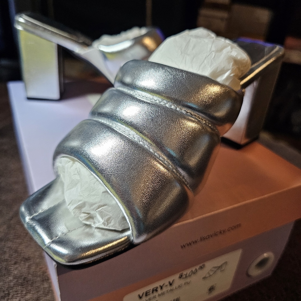 NIB LISA VICKY VERY-V SILVER METALLIC SLIDE SIZE 7